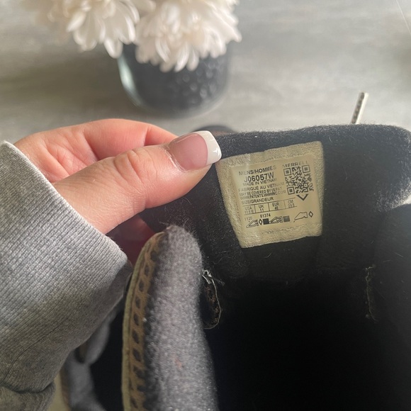 Gently used Merrell men’s shoes - Picture 4 of 9